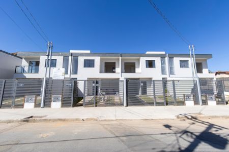 Casa à venda com 130m², 3 quartos e 3 vagas Casa à venda com 130m², 3 quartos e 3 vagasFachada