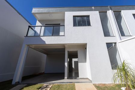 Casa à venda com 130m², 3 quartos e 3 vagas Casa à venda com 130m², 3 quartos e 3 vagasFachada