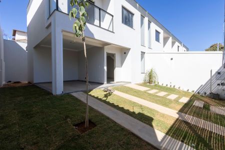 Casa à venda com 130m², 3 quartos e 3 vagas Casa à venda com 130m², 3 quartos e 3 vagasÁrea Externa