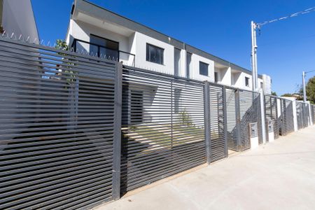 Casa à venda com 130m², 3 quartos e 3 vagas Casa à venda com 130m², 3 quartos e 3 vagasFachada