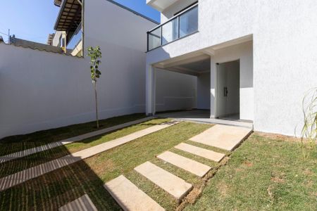Casa à venda com 130m², 3 quartos e 3 vagas Casa à venda com 130m², 3 quartos e 3 vagasÁrea Externa