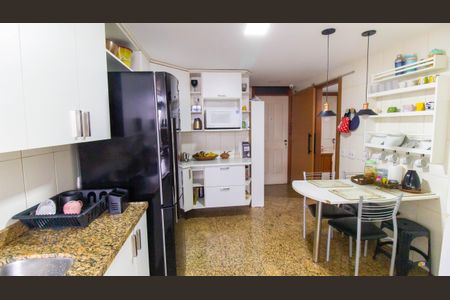 Apartamento à venda com 160m², 4 quartos e 2 vagas Apartamento à venda com 160m², 4 quartos e 2 vagasCozinha