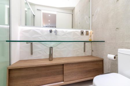 Apartamento à venda com 70m², 2 quartos e 1 vaga Apartamento à venda com 70m², 2 quartos e 1 vagaBanheiro Social