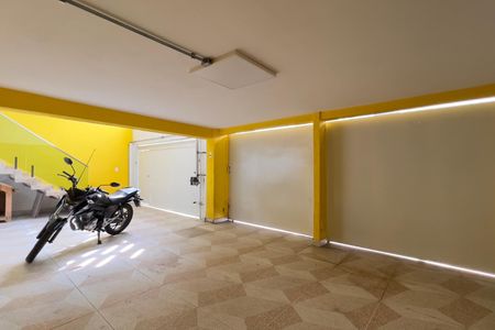 Casa à venda com 420m², 6 quartos e 4 vagas Casa à venda com 420m², 6 quartos e 4 vagasGaragem