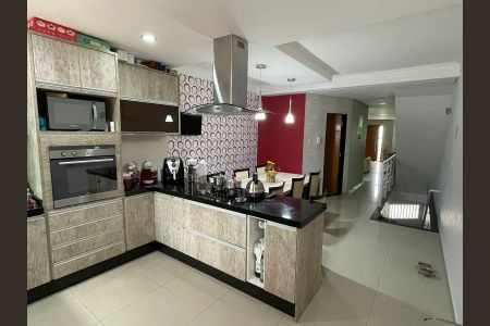 Casa à venda com 250m², 3 quartos e 4 vagas Casa à venda com 250m², 3 quartos e 4 vagasCozinha