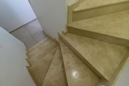 Casa à venda com 150m², 2 quartos e 2 vagas Casa à venda com 150m², 2 quartos e 2 vagasEscada