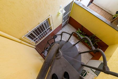 Casa à venda com 150m², 2 quartos e 2 vagas Casa à venda com 150m², 2 quartos e 2 vagasEscada