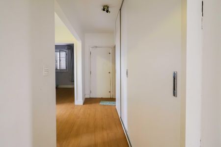 Casa à venda com 258m², 3 quartos e 6 vagas Casa à venda com 258m², 3 quartos e 6 vagasEscritório