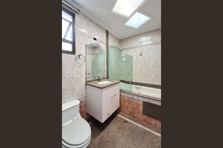 Apartamento para alugar com 440m², 4 quartos e 5 vagas Apartamento para alugar com 440m², 4 quartos e 5 vagasBanheiro da Suíte 2