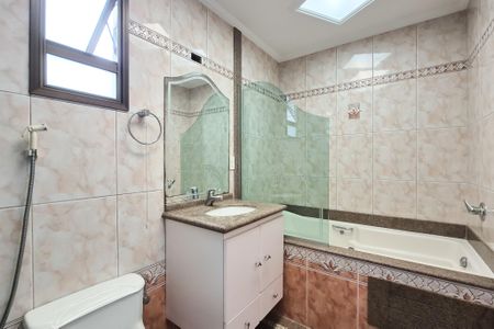 Apartamento para alugar com 440m², 4 quartos e 5 vagas Apartamento para alugar com 440m², 4 quartos e 5 vagasBanheiro da Suíte 2