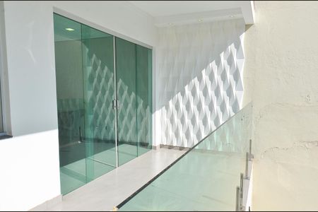 Casa à venda com 101m², 3 quartos e 2 vagas Casa à venda com 101m², 3 quartos e 2 vagasVaranda