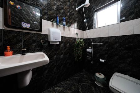 Casa à venda com 178m², 3 quartos e 2 vagasBanheiro