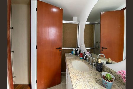 Apartamento à venda com 114m², 4 quartos e 2 vagasBanheiro do Quarto 1
