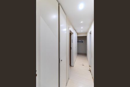 Apartamento à venda com 136m², 4 quartos e 2 vagas Apartamento à venda com 136m², 4 quartos e 2 vagasCorredor