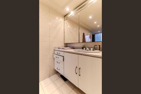 Apartamento à venda com 136m², 4 quartos e 2 vagas Apartamento à venda com 136m², 4 quartos e 2 vagasBanheiro da Suíte