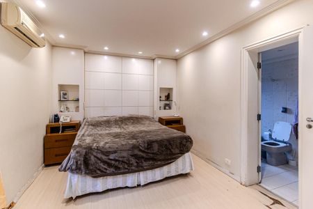 Apartamento à venda com 136m², 4 quartos e 2 vagas Apartamento à venda com 136m², 4 quartos e 2 vagasSuíte