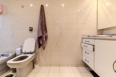 Apartamento à venda com 136m², 4 quartos e 2 vagas Apartamento à venda com 136m², 4 quartos e 2 vagasBanheiro da Suíte