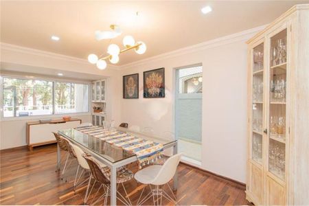 Casa à venda com 323m², 4 quartos e 4 vagas