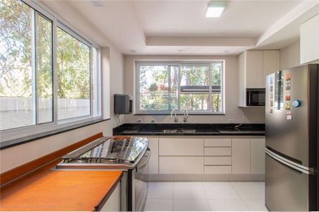 Casa à venda com 323m², 4 quartos e 4 vagas