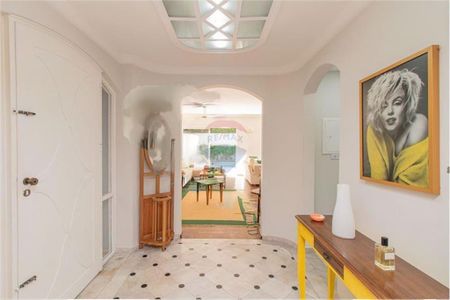 Casa à venda com 323m², 4 quartos e 4 vagas