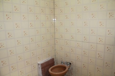 Casa à venda com 100m², 2 quartos e 2 vagasBanheiro da Suíte 1