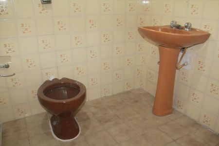 Casa à venda com 100m², 2 quartos e 2 vagasBanheiro da Suíte 1