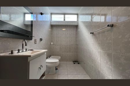 Apartamento à venda com 132m², 3 quartos e 1 vaga Apartamento à venda com 132m², 3 quartos e 1 vagaBanheiro da Suíte