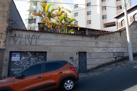 Casa à venda com 402m², 9 quartos e 3 vagasFachada e Placa