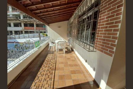 Casa à venda com 209m², 3 quartos e 1 vaga