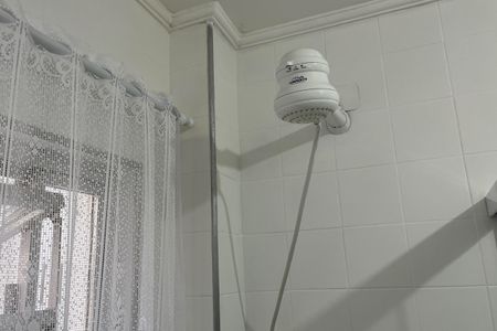 Banheiro de kitnet/studio para alugar com 1 quarto, 53m² em Aparecida, Santos