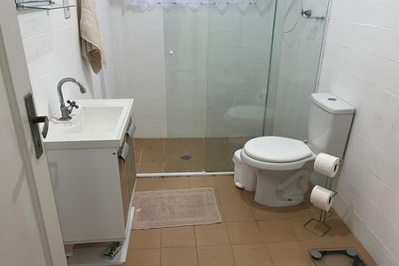 Banheiro de kitnet/studio para alugar com 1 quarto, 53m² em Aparecida, Santos