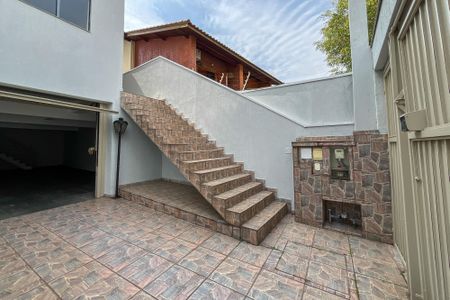 Casa à venda com 250m², 4 quartos e 5 vagas Casa à venda com 250m², 4 quartos e 5 vagasGaragem