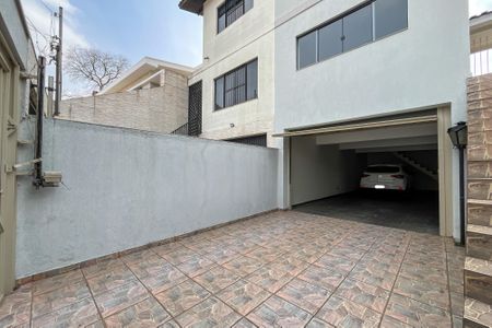 Casa à venda com 250m², 4 quartos e 5 vagas Casa à venda com 250m², 4 quartos e 5 vagasGaragem