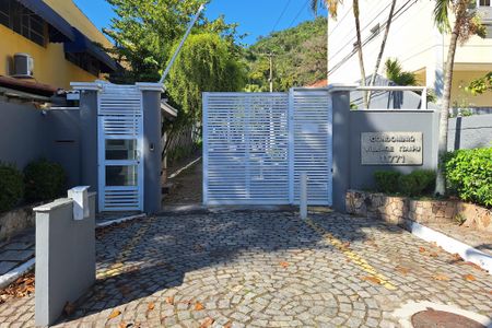 Casa à venda com 180m², 4 quartos e 2 vagas Casa à venda com 180m², 4 quartos e 2 vagasFachada