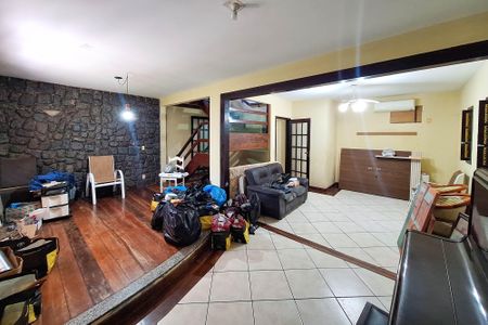 Casa à venda com 180m², 4 quartos e 2 vagas Casa à venda com 180m², 4 quartos e 2 vagasSala