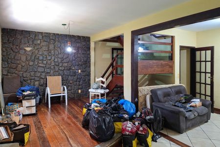 Casa à venda com 180m², 4 quartos e 2 vagas Casa à venda com 180m², 4 quartos e 2 vagasSala