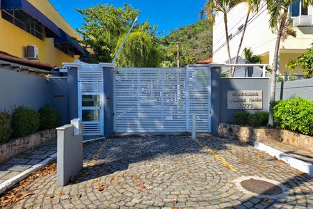 Casa à venda com 180m², 4 quartos e 2 vagas Casa à venda com 180m², 4 quartos e 2 vagasFachada