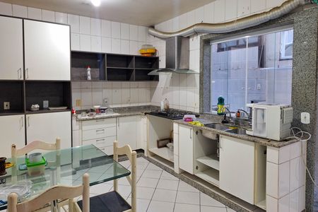 Casa à venda com 180m², 4 quartos e 2 vagas Casa à venda com 180m², 4 quartos e 2 vagasCozinha