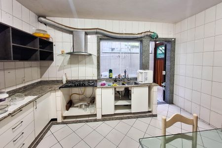 Casa à venda com 180m², 4 quartos e 2 vagas Casa à venda com 180m², 4 quartos e 2 vagasCozinha