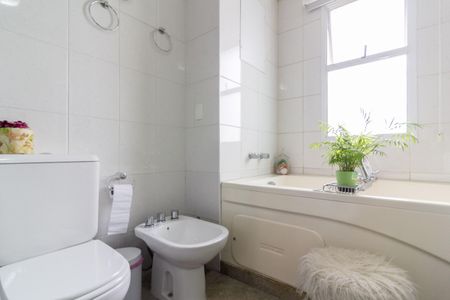 Apartamento à venda com 325m², 4 quartos e 5 vagas Apartamento à venda com 325m², 4 quartos e 5 vagasBanheiro da Suíte 1