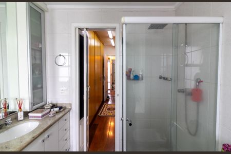 Apartamento à venda com 325m², 4 quartos e 5 vagas Apartamento à venda com 325m², 4 quartos e 5 vagasBanheiro da Suíte 1