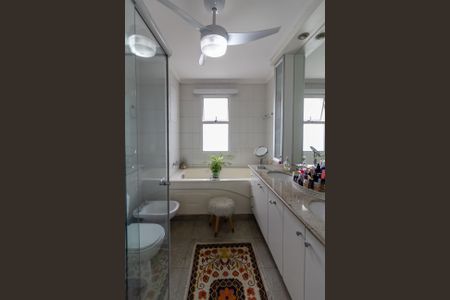 Apartamento à venda com 325m², 4 quartos e 5 vagas Apartamento à venda com 325m², 4 quartos e 5 vagasBanheiro da Suíte 1