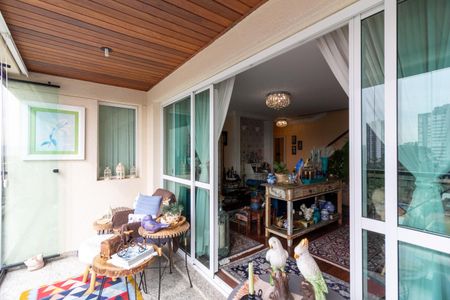 Apartamento à venda com 325m², 4 quartos e 5 vagas Apartamento à venda com 325m², 4 quartos e 5 vagasVaranda