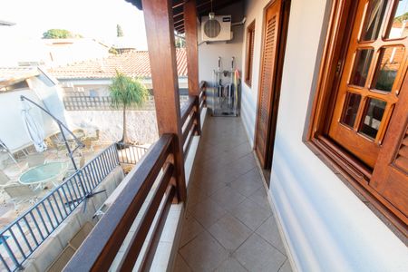 Casa à venda com 284m², 3 quartos e 4 vagas Casa à venda com 284m², 3 quartos e 4 vagasSacada do Quarto 3