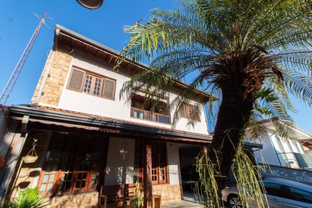 Casa à venda com 284m², 3 quartos e 4 vagas Casa à venda com 284m², 3 quartos e 4 vagasFachada