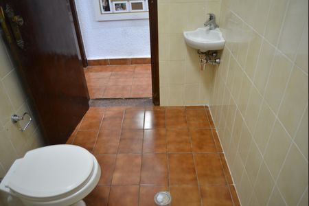 Casa para alugar com 243m², 6 quartos e 4 vagasBanheiro Social