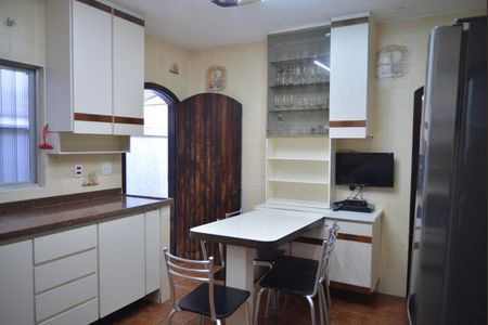 Casa para alugar com 243m², 6 quartos e 4 vagasCozinha