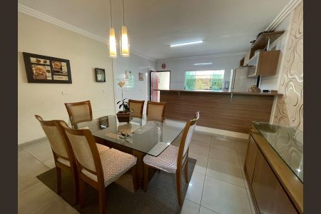 Casa à venda com 233m², 3 quartos e 7 vagas Casa à venda com 233m², 3 quartos e 7 vagasSala de Jantar
