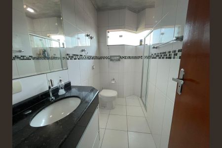 Casa à venda com 233m², 3 quartos e 7 vagas Casa à venda com 233m², 3 quartos e 7 vagasBanheiro da Suíte 1