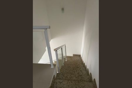 Casa de condomínio à venda com 250m², 2 quartos e 2 vagas Casa de condomínio à venda com 250m², 2 quartos e 2 vagasEscada